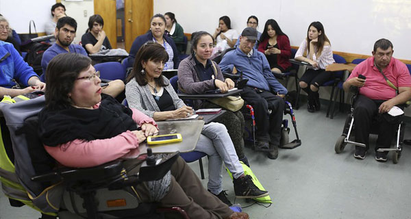 Grupo de alumnos participando en una clase en el Campus Villarrica