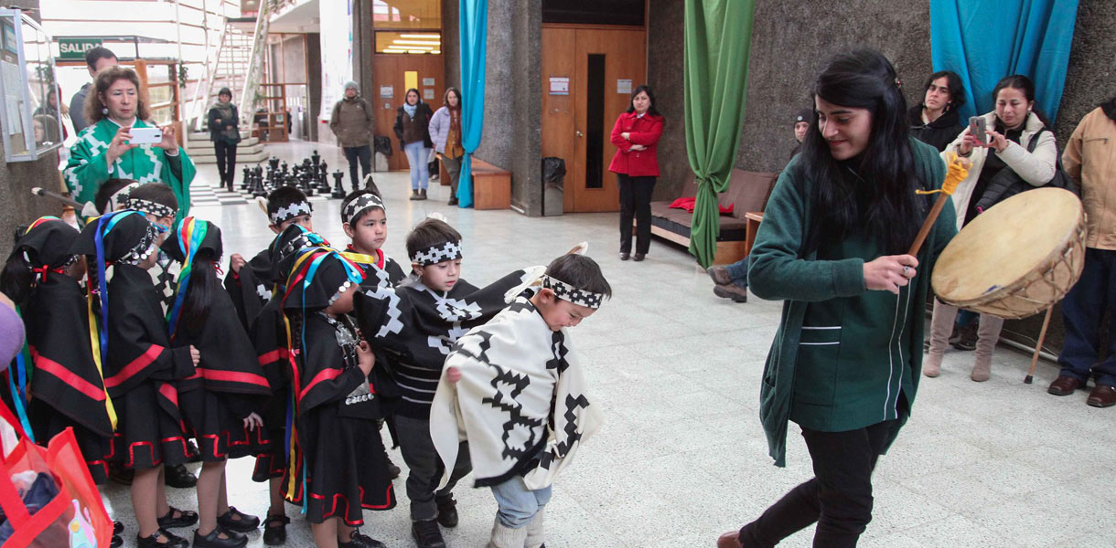 Alumna de Pedagogía en Educación Parvularia interactuando con niños mapuches
