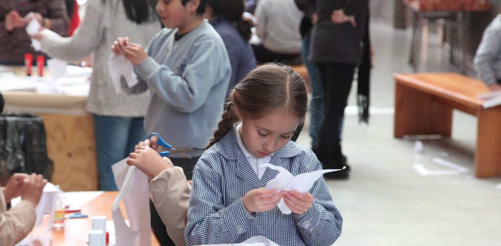 Escolar participa de actividad para colegios, educación general básica
