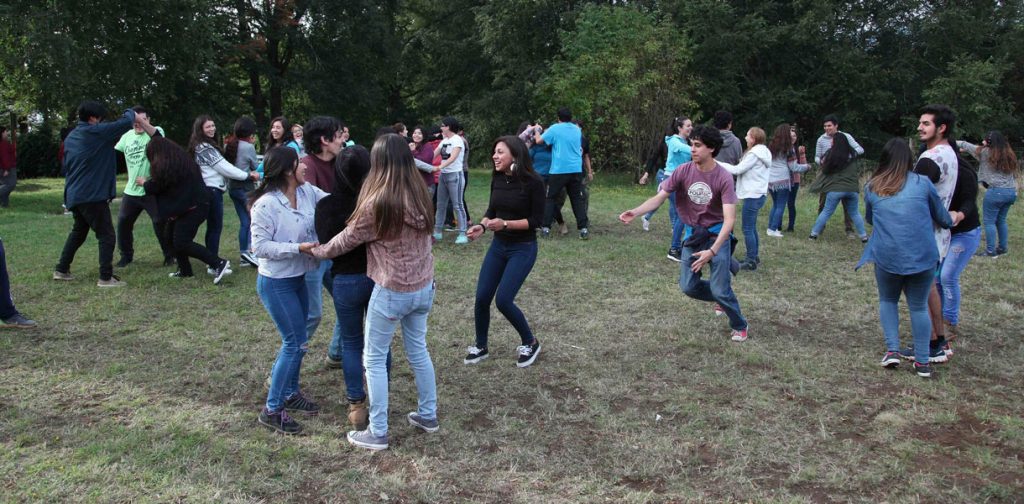 Alumnos realizando actividades en semana bienvenida educación general básica
