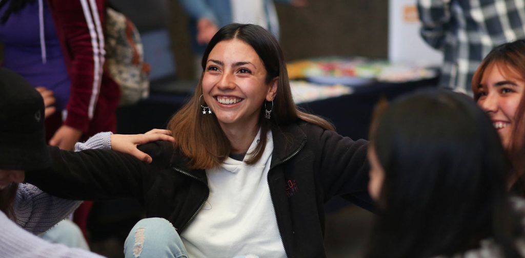 jovenes participan de actividad de admisión Educación general básica