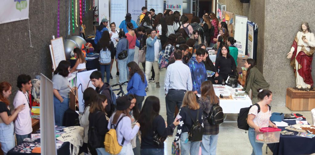 Participantes en Feria de Admisión Educación general básica
