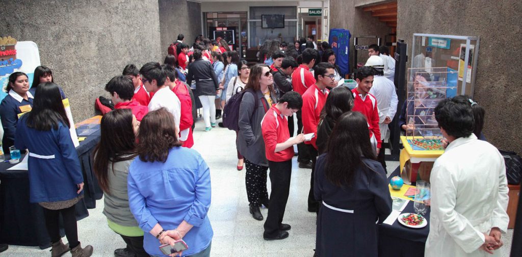 Escolares participando de Feria Campus Villarrica