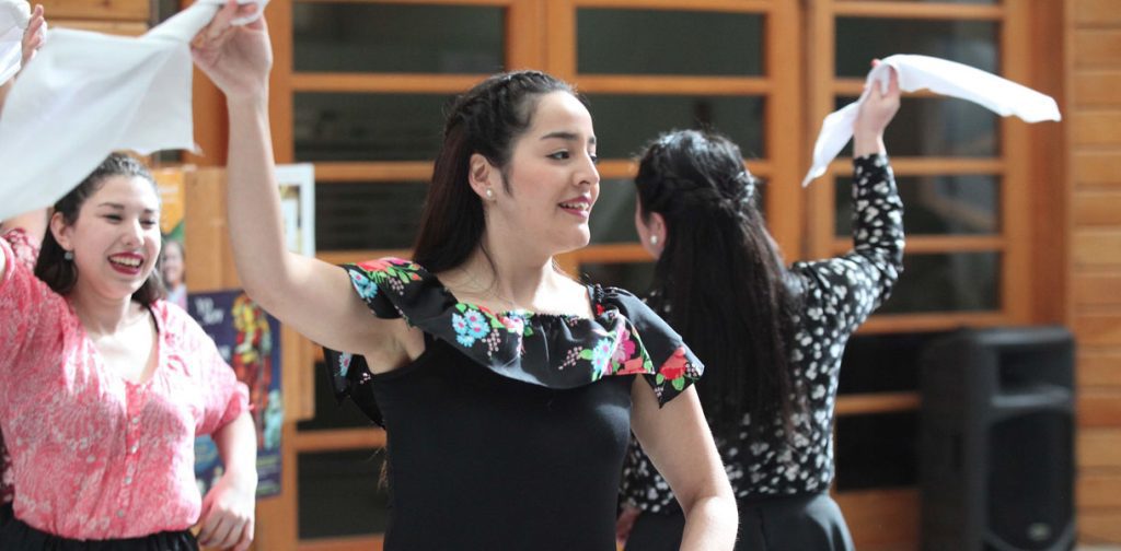 Alumnas Bailando cueca