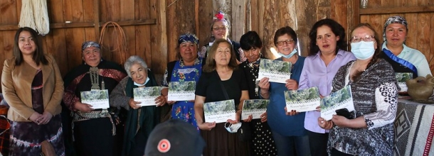 Mujeres del Comité Domoñi Kudaü de Mahuidanche recibieron libro producido por la UC que cuenta sus vivencias