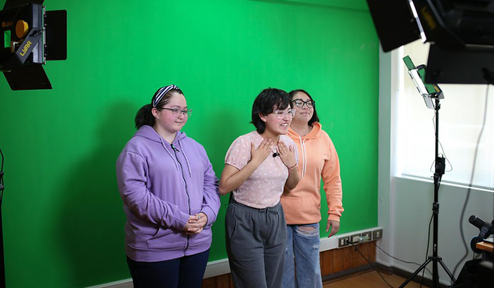 Alumnas interactuando en sala Medialab Campus Villarrica UC