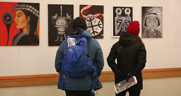 Visitantes de una exposición dentro del Campus