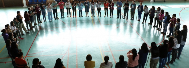 Circulo de profesionales en gimnasio