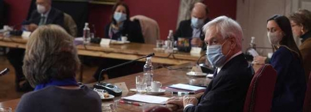 Primer plano de Sebastián Piñera en sesión del Consejo Nacional de Desarrollo Rural