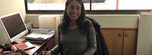 Claudia Vásquez en su escritorio