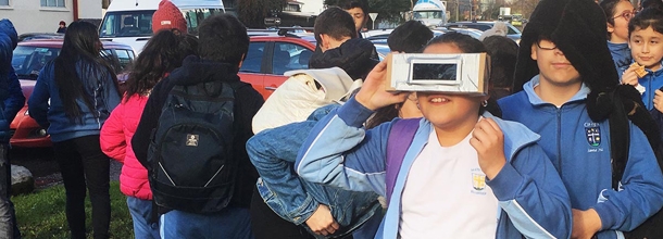 Niños mirando el eclipse