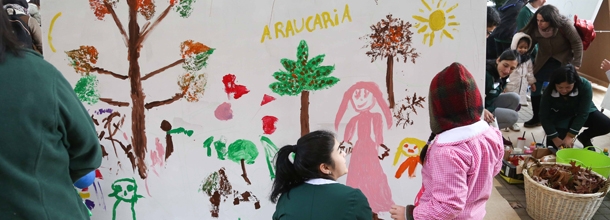 Niña pintando un mural
