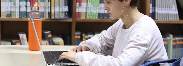 Mujer sentada frente a un computador