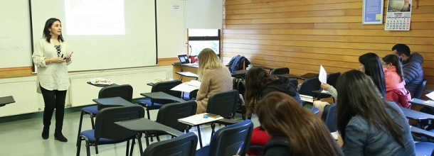 Profesora haciendo clases a algunos alumnos