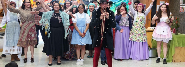 Estudiantes del Campus sorprendieron a la comunidad universitaria con majestuosa interpretación de El Flautista de Hamelin