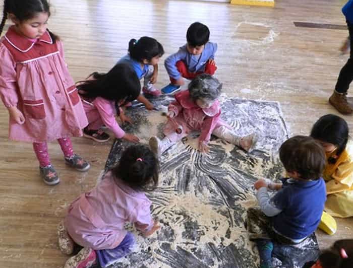 Estudiantes de parvularia durante una experiencia práctica