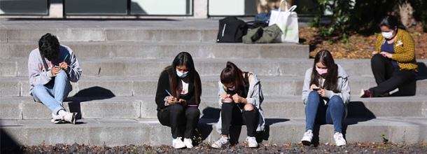 Alumnos en escalinata de Universidad