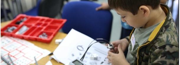 Niño manipulando componentes electrónicos STEM
