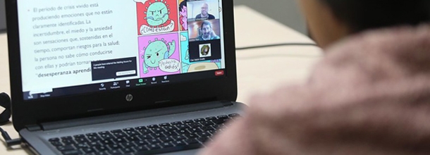 Persona navegando en un Computador