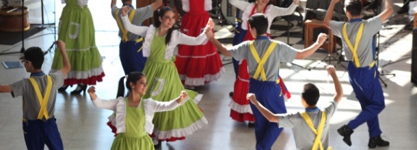 Con música en vivo y coloridos bailes se celebró el Día de la Danza