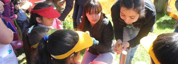 parvularias juegan con niños
