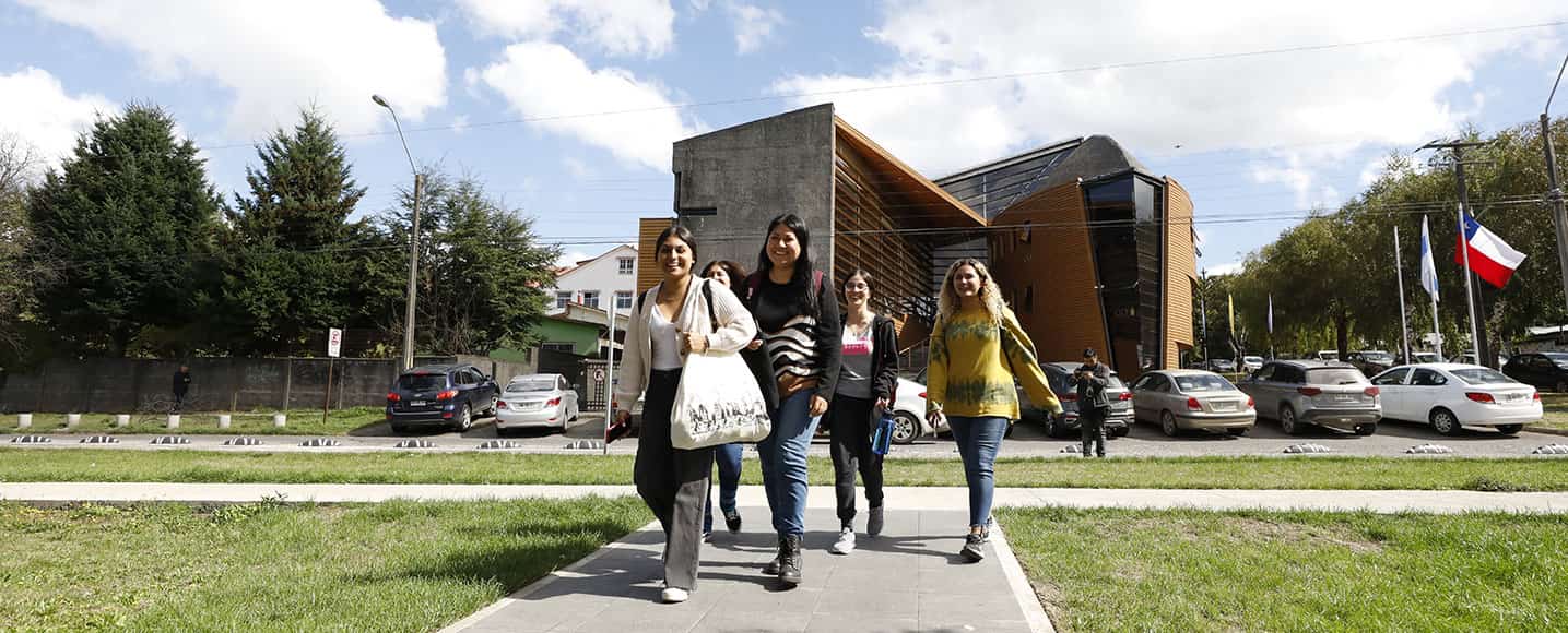 Alumnos en el Frontis del Campus Villarrica