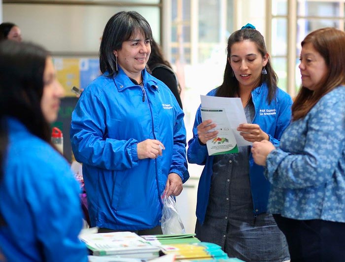 Miembros de la comunidad universitaria interactuando y compartiendo información en la Feria de Servicios del Campus Villarrica