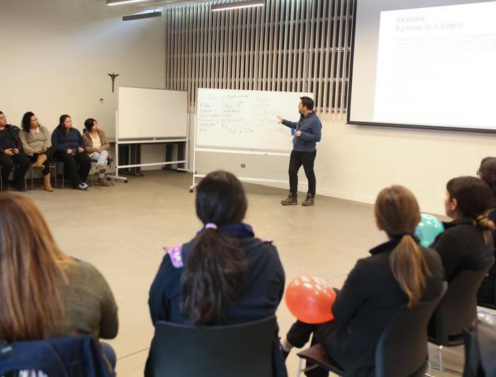 Presentación de Andrés Ried en Campus Villarrica ante un grupo de colaboradores