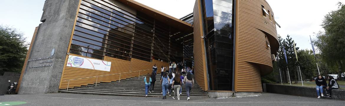 Un grupo de alumnos en el frontis del Campus Villarrica